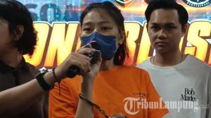 Windi-28-saat-dihadirkan-dalam-jumpa-pers-di-Mapolres-Bandar-Lampung-Rabu-22102025.jpg