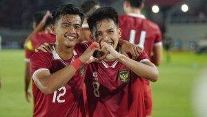 Witan-Sulaeman-memeluk-Pratama-Arhan-setelah-mencetak-gol-ke-gawang-Chinese-Taipei.jpg