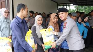 Wujud-Kepedulian-Sosial-Ditpamobvit-Polda-Kepri-Salurkan-Ratusan-Paket-Beras-Murah.jpg