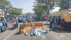 kecelakaan-yang-menewaskan-seorang-pengendara-motor-di-Surabaya.jpg