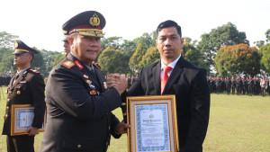 personil-Subdit-1-Ipda-Moh-Zulkafila-terima-penghargaan-dalam-pengungkapan-kasus-home-industry.jpg