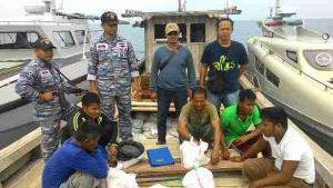 petugas-tni-al-bersama-abk-kapal-pembawa-pasir-timah_20160325_211111.jpg