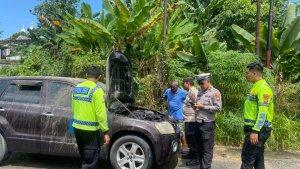 polisi-olah-tkp-mobil-terbakar.jpg