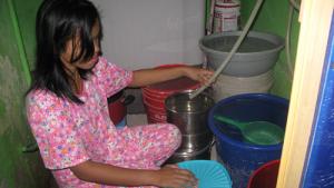 seorang-warga-tengah-menampung-air-bersih-mengunakan-peralatan-memasak_20150902_213132.jpg