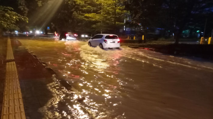 Dua Hari Diguyur Hujan, Jalanan di Batu Ampar Banjir Setinggi Lutut Orang Dewasa