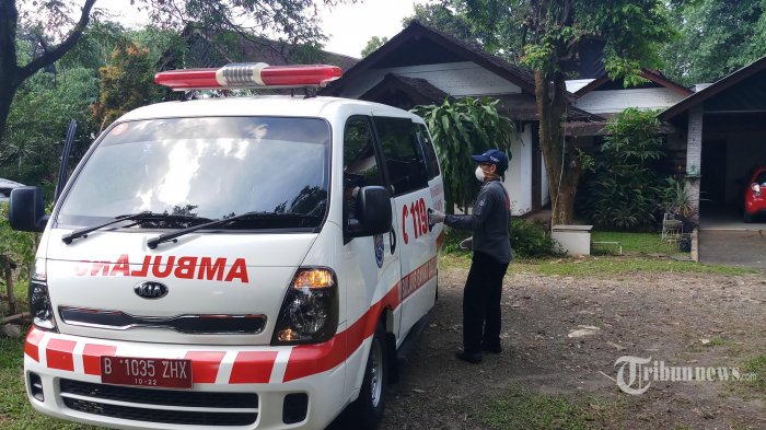 03032020_mobil-ambulans-jemput-tukang-kebun-di-rumah-2-wni-positif-corona.jpg