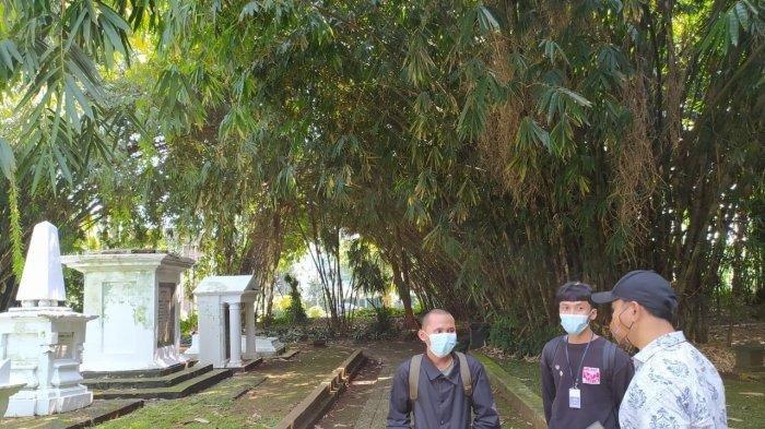09062021_dua-pemuda-viral-injak-makam-belanda-di-kebun-raya-bogor.jpg