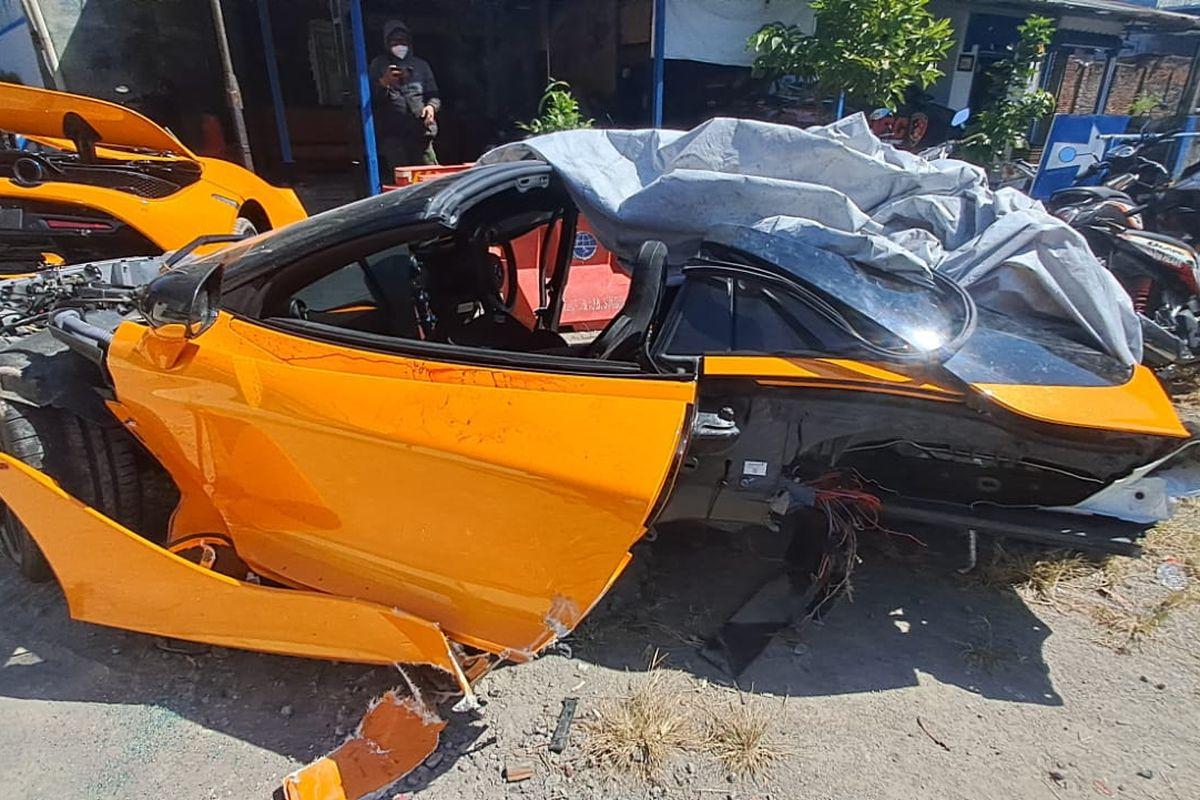 Supercar McLaren Terbelah Tabrak Tiang Listrik, Terungkap Pakai Plat Nomor Palsu - Tribunbatam.id