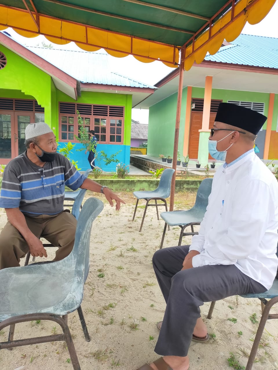 PILKADA LINGGA : Usai Mencoblos, Calon Wakil Bupati Nomor Urut 1 Salmizi Kunjungi Kampung Halaman