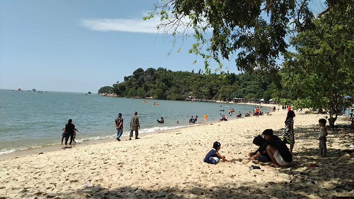 SEMPAT Ditutup saat Tahun Baru, Begitu Buka 3.000 Warga Serbu Pantai Pelawan Karimun
