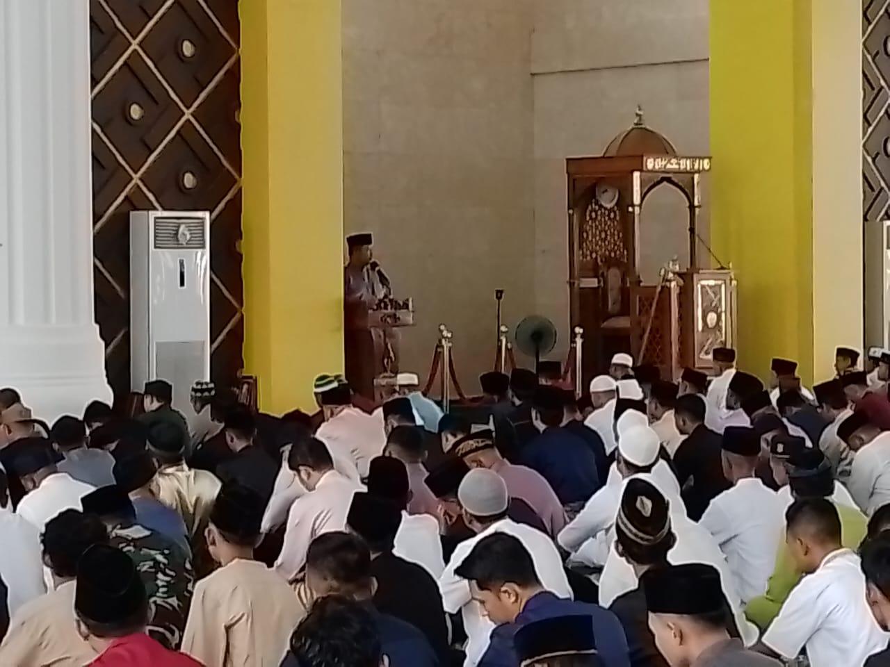 Bupati Anambas Abdul Haris Salat Idulfitri Bersama Masyarakat di Masjid Agung Baitul Makmur
