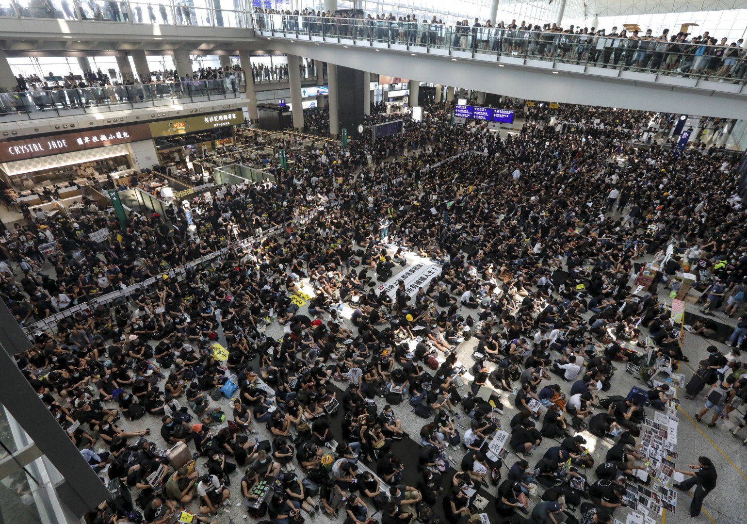 12082019-demo-di-bandara-hong-kong.jpg