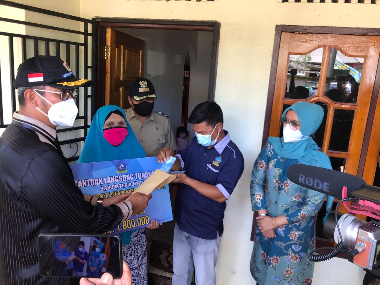 BLT Tahap Dua di Bintan Cair, Bupati & Wabup Serahkan Langsung ke Masyarakat, Ini Nominal Besarannya