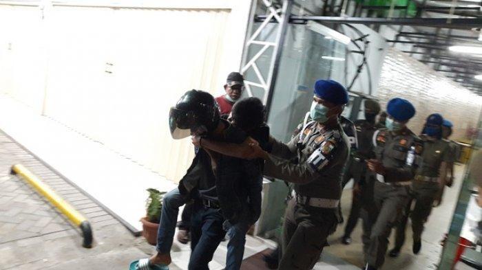 Terjaring Razia Satpol PP, Seorang Pria di Pekanbaru Gendong Pasangannya Sesama Jenis yang Pingsan