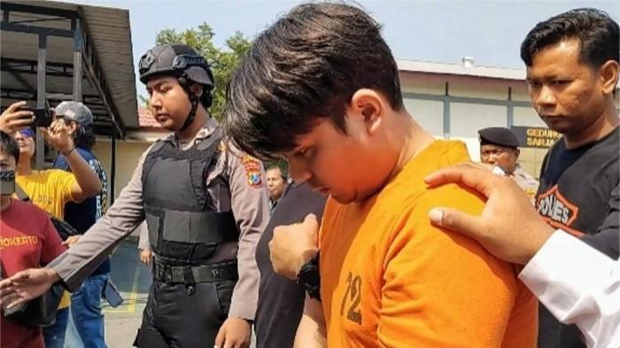 Pria Tega Bunuh Pacar di Kamar Kos, Simpan Potongan Tubuh di Jok Motor