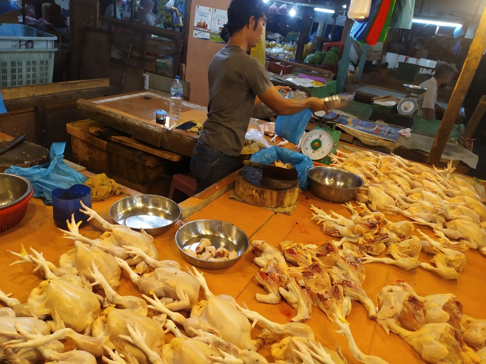 STOK Berkurang, Harga Daging Ayam di Tanjungpinang Naik Jadi Rp 45.000 per Kg