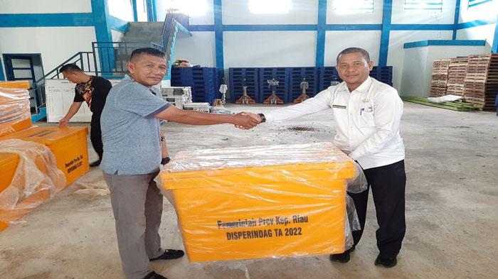 DKUMPP Anambas Salurkan 30 Kotak Pendingin Bantuan Provinsi ke Pedagang Pasar