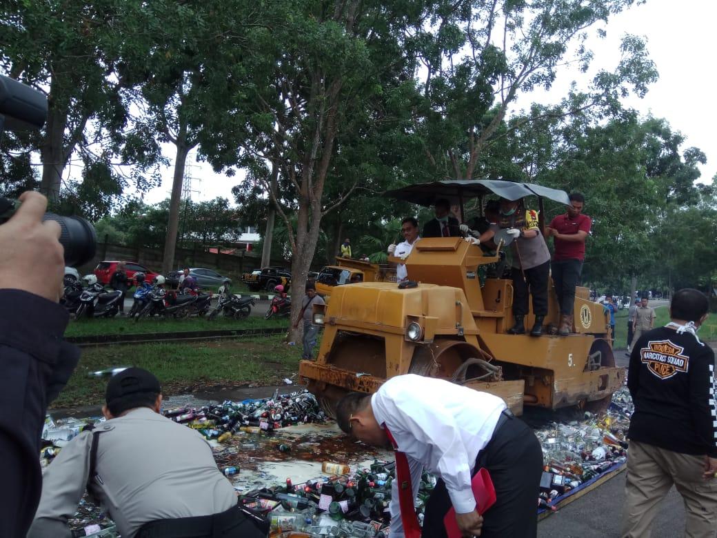 Polda Kepri Musnahkan Minuman Keras dan Narkoba Hasil Sitaan