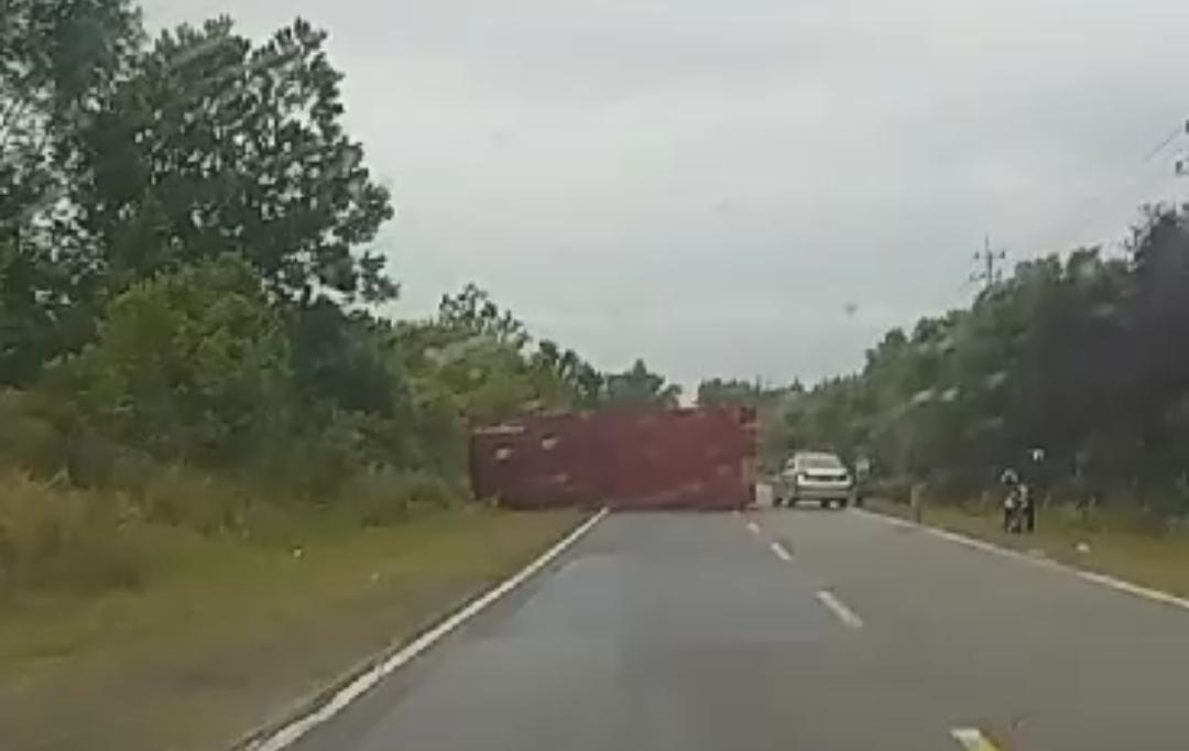 20072023truk-terbalik-di-jalan-lintas-barat-bintan.jpg
