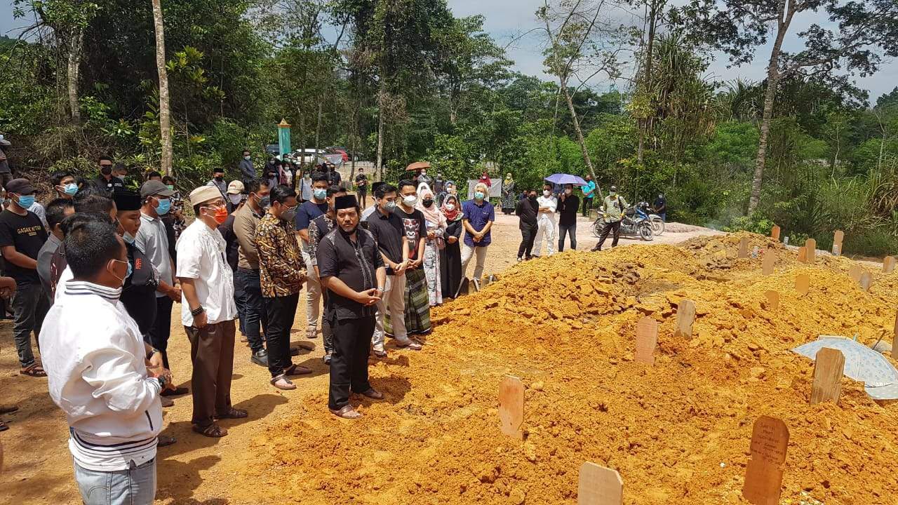 Jemmy Rumengan Dimakamkan Sesuai Standar Covid-19, Isak Tangis Lepas Kepergian sang Profesor