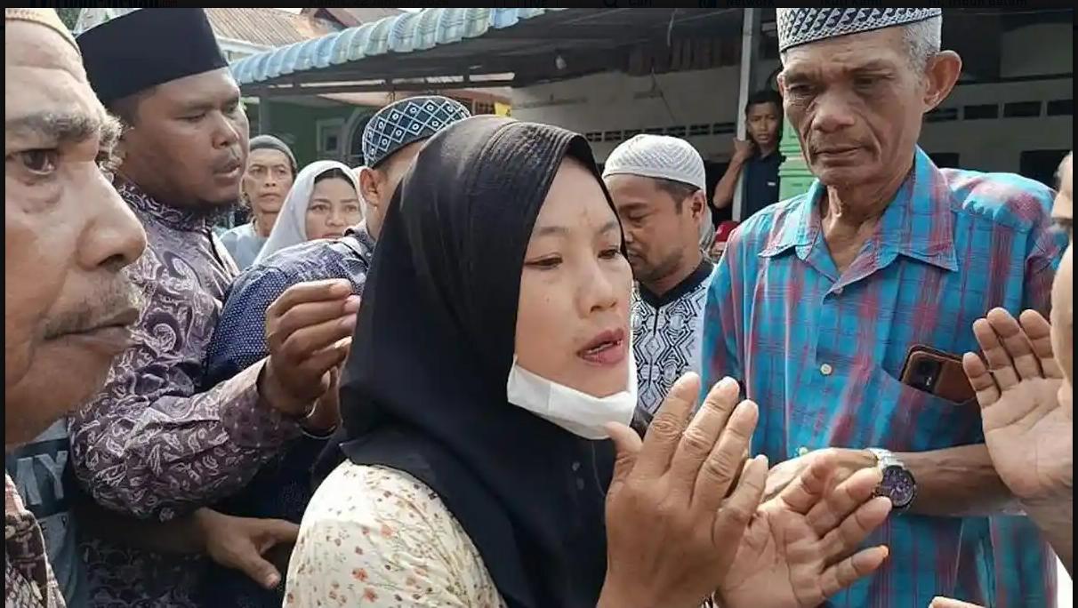 Kepergok Curi Uang Duka Korban Tabrakan Kereta, Wanita Ini Bersujud Minta Maaf