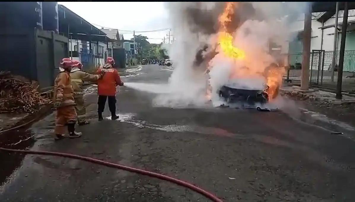 2204_Mobil-listrik-terbakar.jpg