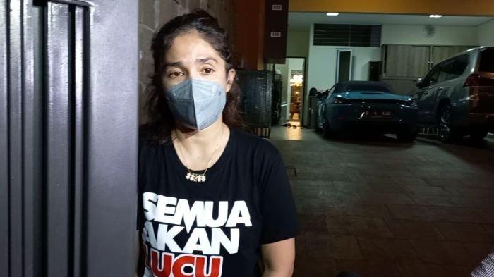 22072021_ussy-sulistiawaty-di-rumahnya-kawasan-cipete-jakarta-selatan.jpg