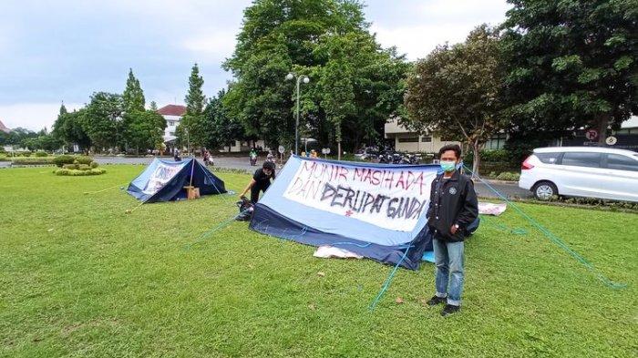 22102020_tenda-yang-didirikan-mahasiswa-yang-kamping-di-jalan-boulevard-ugm.jpg
