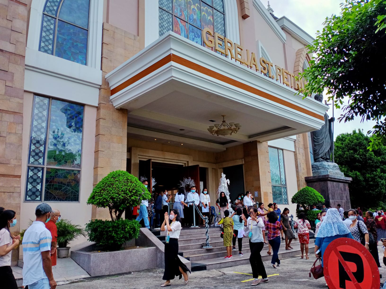 JAGA Protokol Kesehatan di Gereja Katolik Santo Petrus Batam, Petugas Terus Ingatkan Umat Jaga Jarak