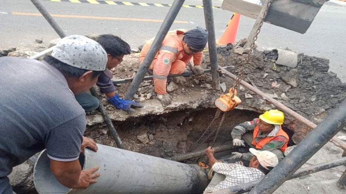 26022023perbaikan-pipa-bocor-di-Tebing-Karimun.jpg