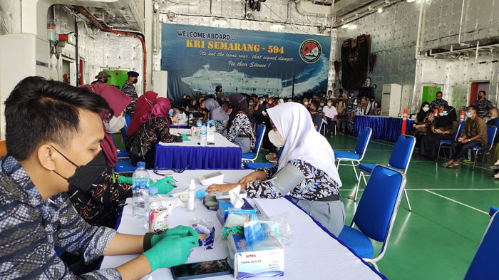 2608vaksinasi-di-kri-semarang.jpg