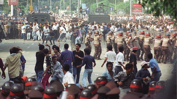 SABTU 27 Juli 1996, Kerusuhan 'Kudatuli' Pecah Sejak Pagi di Jalan Diponegoro, Ribuan Orang Bentrok