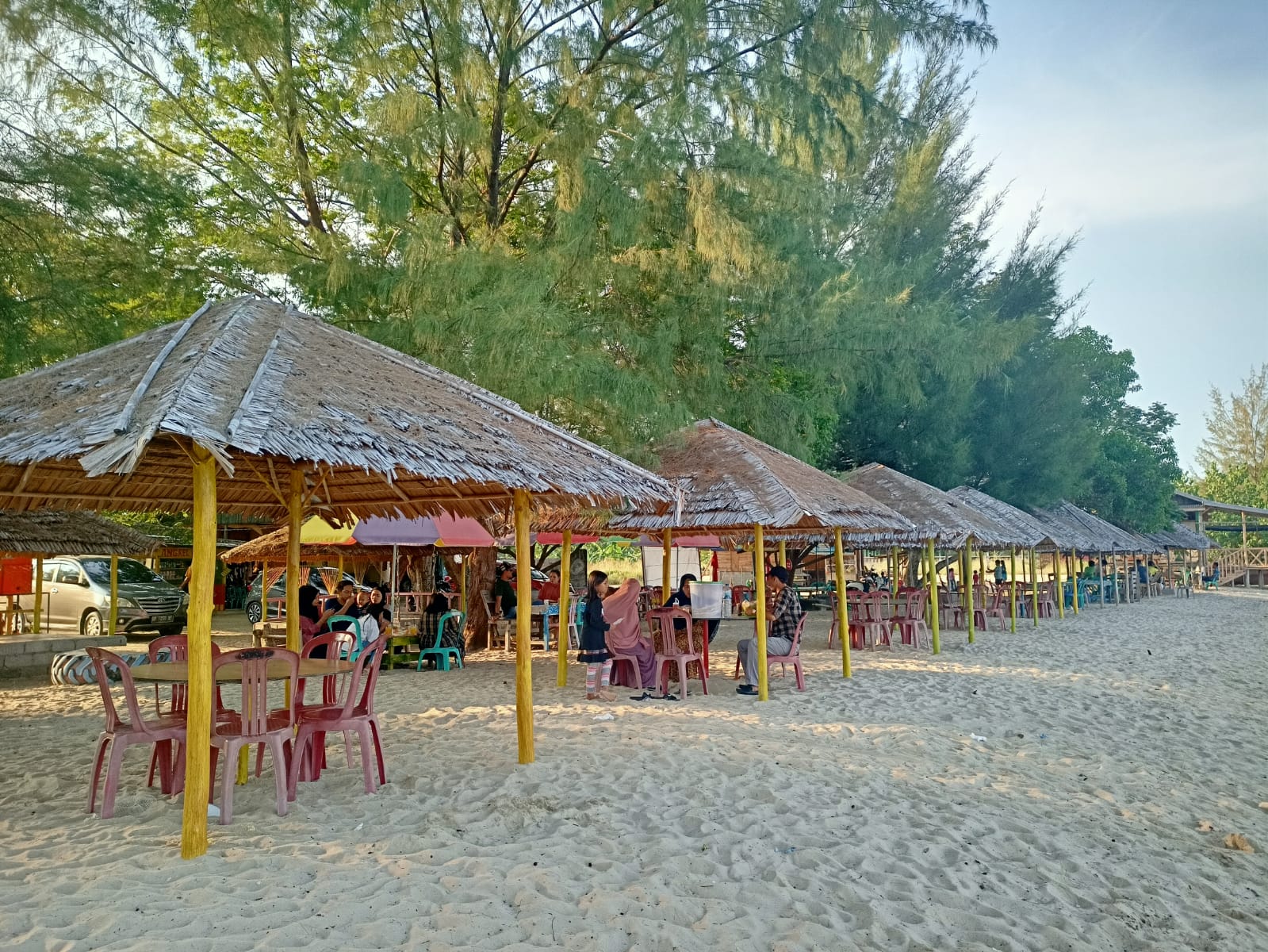 Pondok-pondok kecil yang dilengkapi meja dan buah kursi berjejer rapi, bagi pengunjung yang menikmati udara dan angin sepoi-sepoi di Pantai Ketam. 