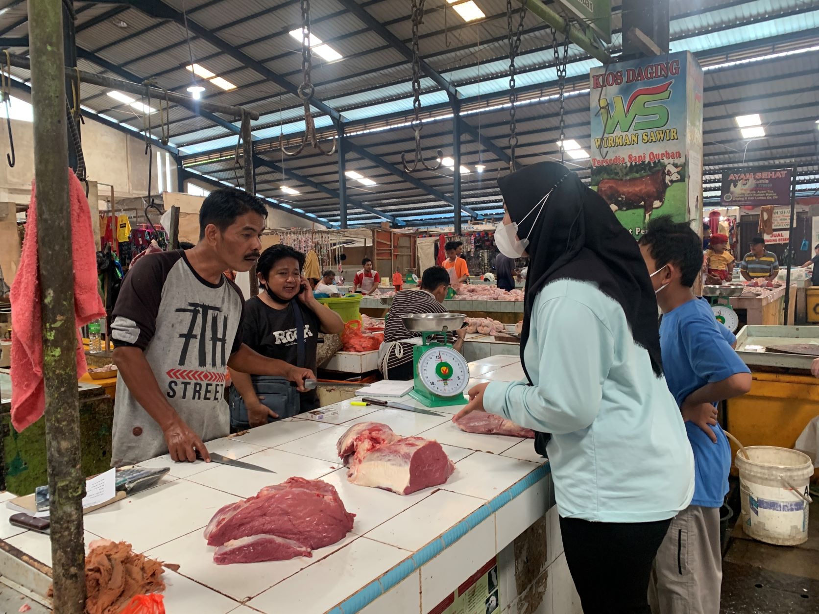 28022022pedagang-sapi-segar-di-pasar-bintan-center.jpg