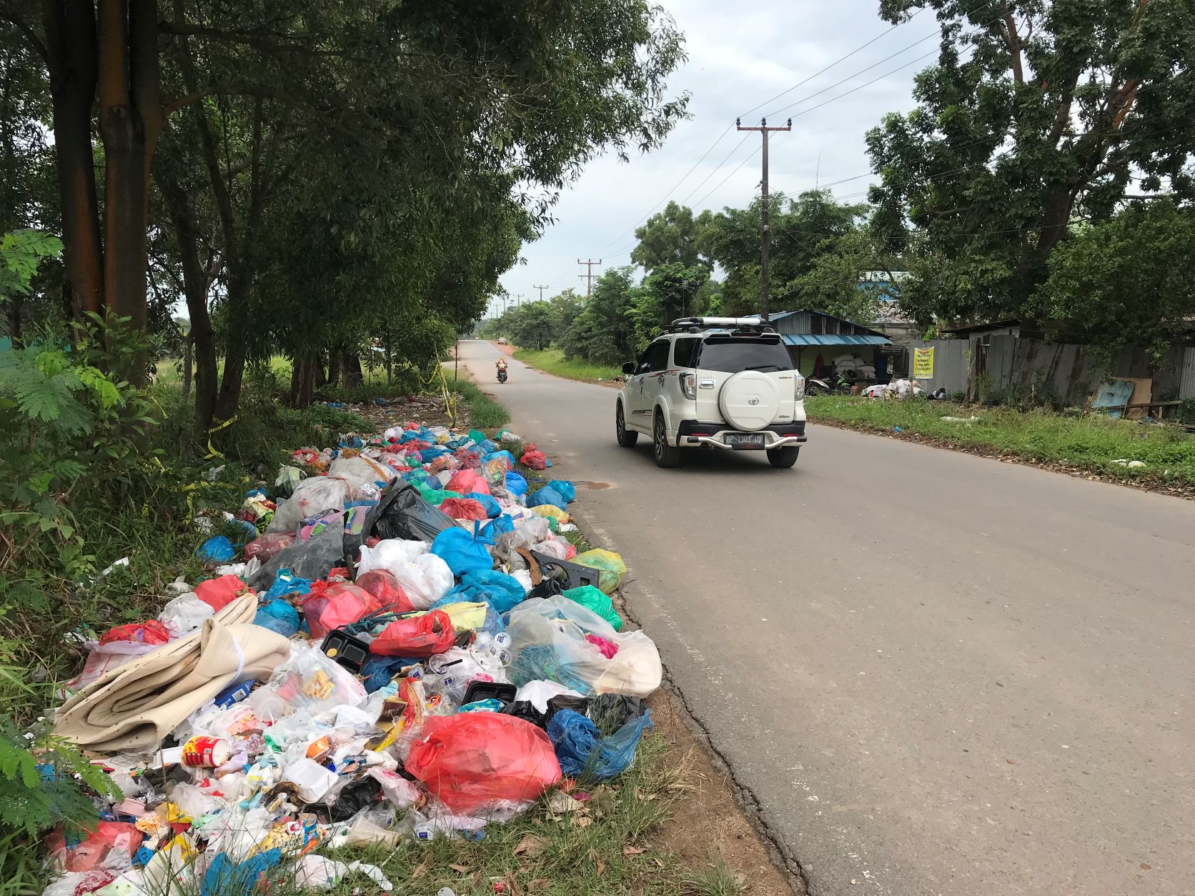 Sampah Berserakan di Jalan Pelabuhan Sagulung Batam, Warga Minta Bin Kontainer