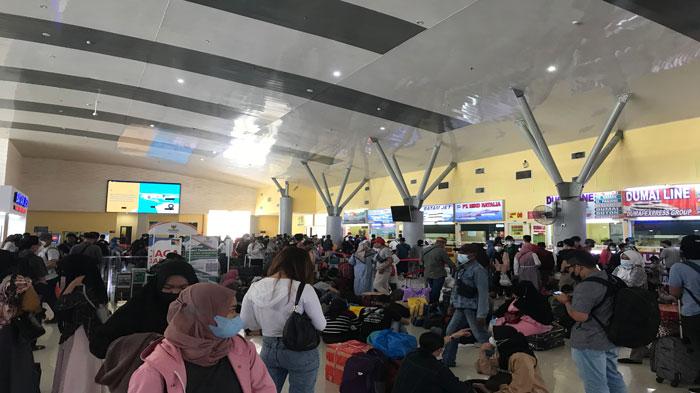3004penumpang-di-Pelabuhan-Sekupang-padat.jpg