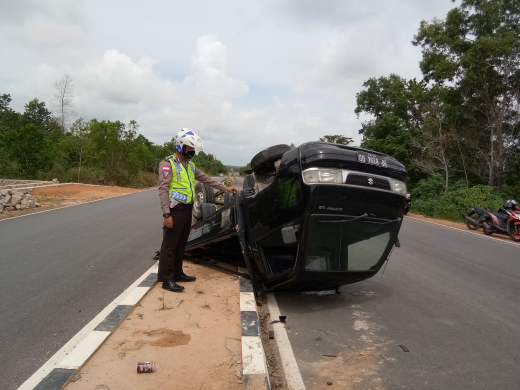 Pikap Oleng hingga Terbalik di Jalan Lintas Timur Bintan, Sopir Selamat, Ini Kata Polisi