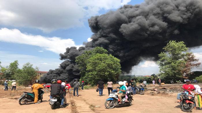 KEBAKARAN DI BATAM, Bekas Gudang di Tanjung Uncang Terbakar, Asap Hitam Membubung Tinggi
