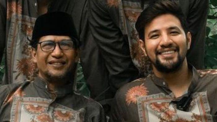Ammar Zoni Menangis Lantunkan Adzan lewat Panggilan Telfon saat Pemakaman Ayahnya