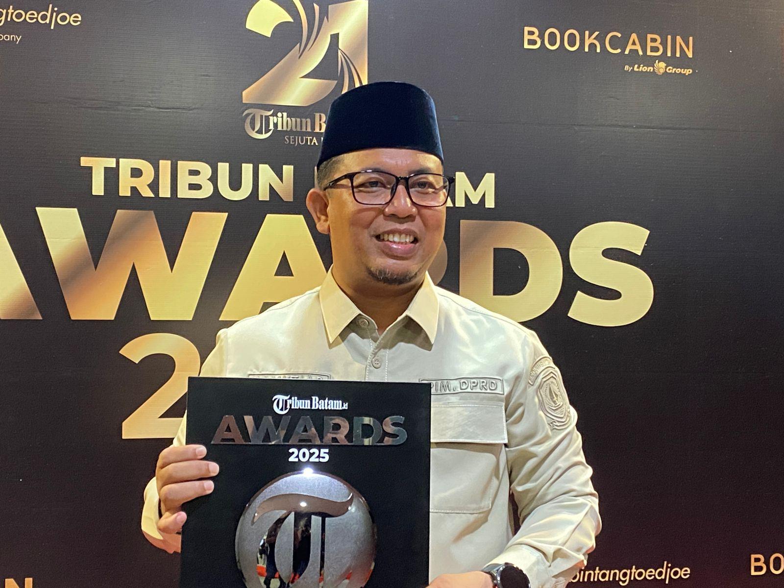 Ust Bachtiar Raih Penghargaan Tribun Batam Awards 2025, Tokoh Politik 2025