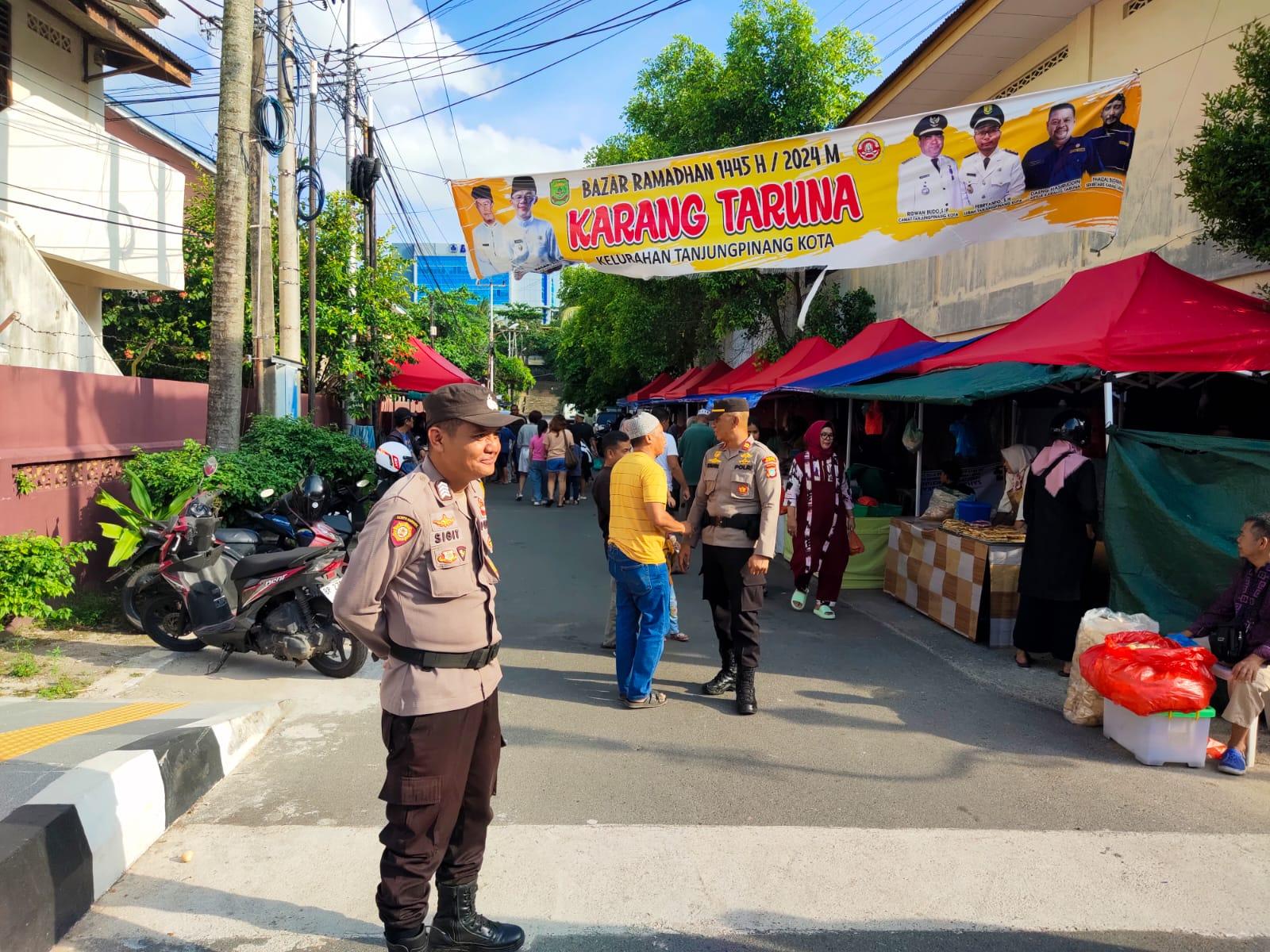 Anggota-Polsek-Tanjungpinang-Kota-patroli-di-Pasar-Tumpah-Ramadhan.jpg