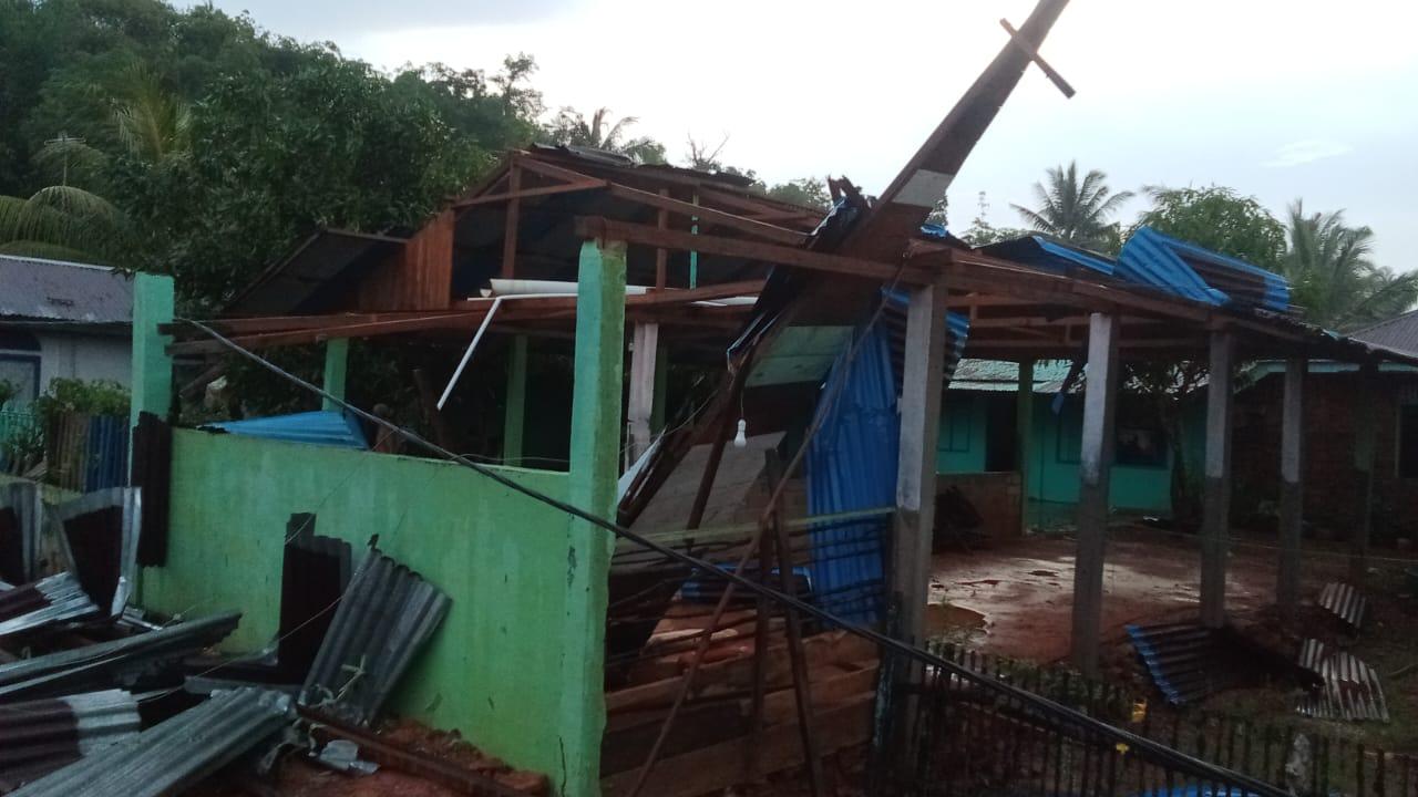 Angin-puting-beliung-di-Karimun-kembali-rusak-rumah-warga-cdsklvhnd.jpg