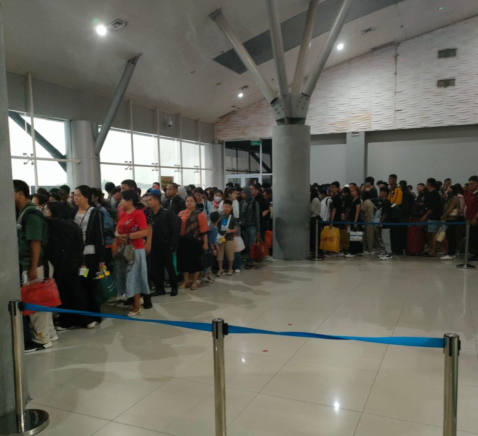 Antrean-penumpang-menumpuk-di-konter-pemeriksaan-Bea-Cukai-di-Pelabuhan-Domestik-Sekupang.jpg