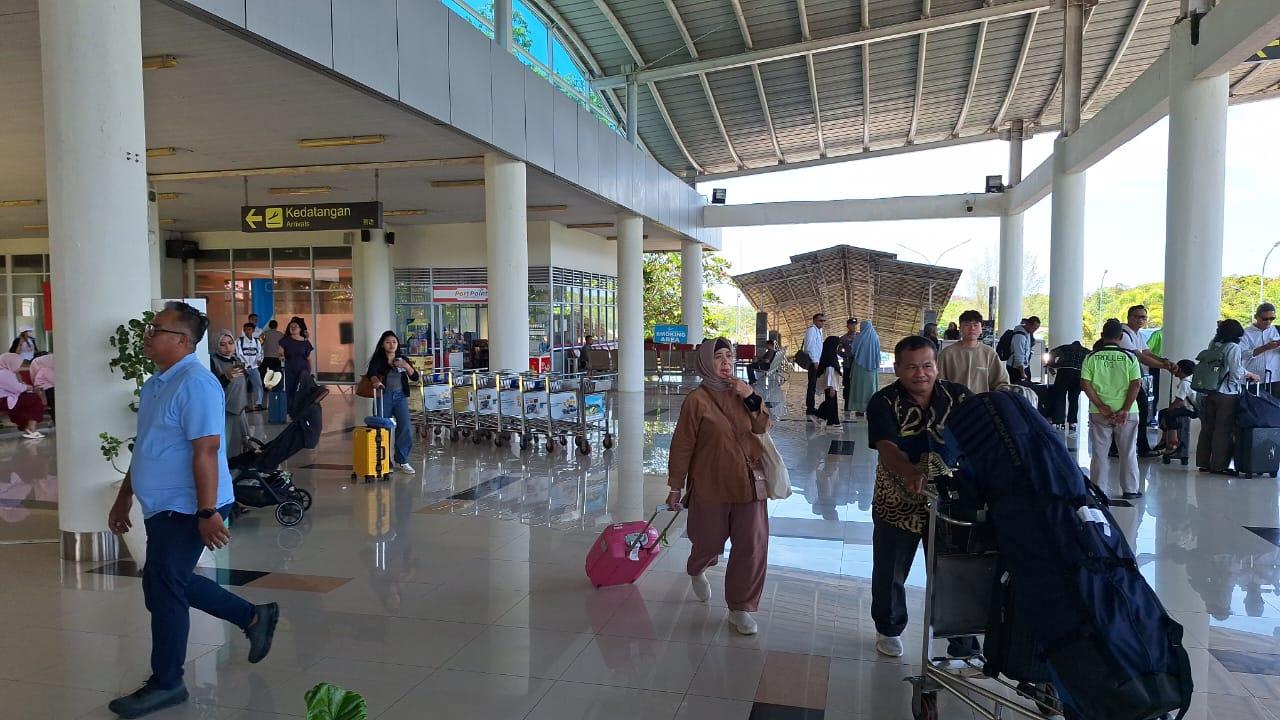 Bandara RHF Tanjungpinang Padat Penumpang H+3 Lebaran, Terjadi Sejak Pagi Hingga Sore