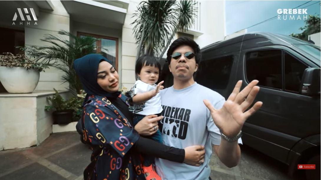 Atta-Halilintar-ajak-istri-dan-putrinya-berkunjung-ke-rumah-baru-Ria-Ricis-dan-Teuku-Ryan.jpg
