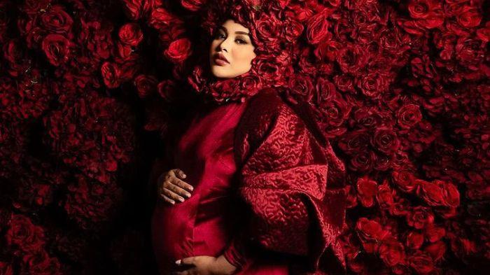 Aurel-Hermansyah-foto-maternity-mawar-merah.jpg