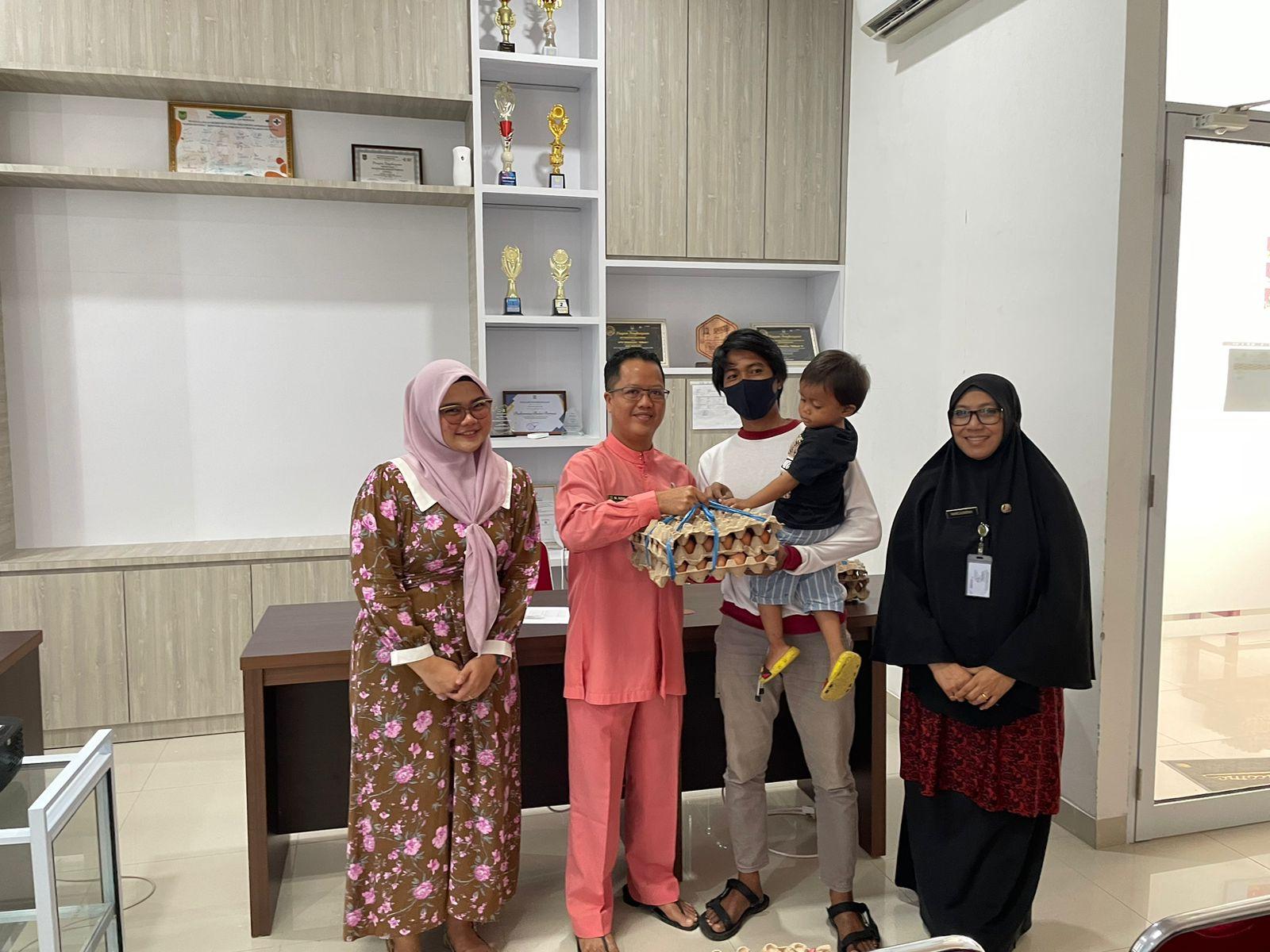 Cegah Stunting di Batam, PT Telkom Beri Telur Ayam ke Puskesmas Baloi Permai