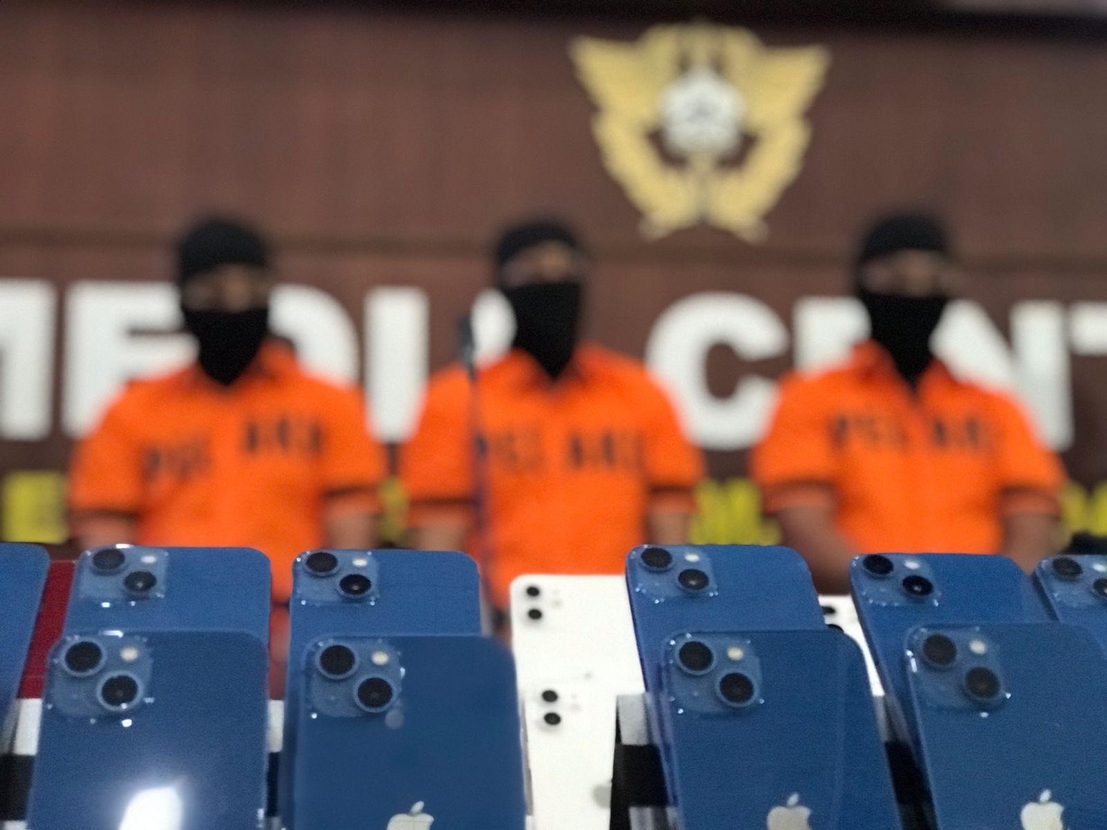 Barang-bukti-327-unit-iPhone-dijejerkan-diatas-meja-tiga-tersangka-turut-dihadirkan.jpg