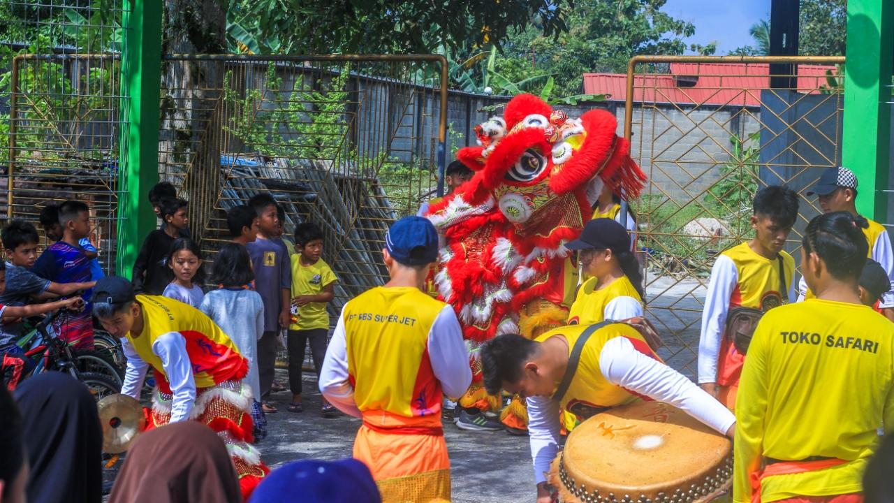 Aksi Barongsai Jadi Tontonan Warga Dabo Singkep saat Perayaan Tahun Baru Imlek 2024 di Lingga