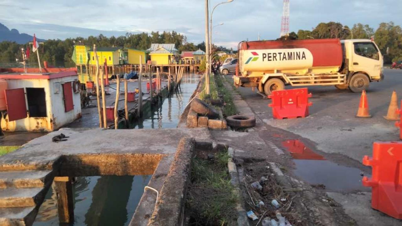 Bongkar-muat-BBM-di-Pelabuhan-Lingga.jpg